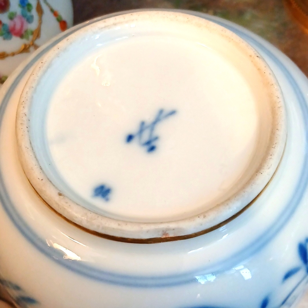 19th Century MEISSEN Onion Pattern Covered Bowl - Picture 3 of 4